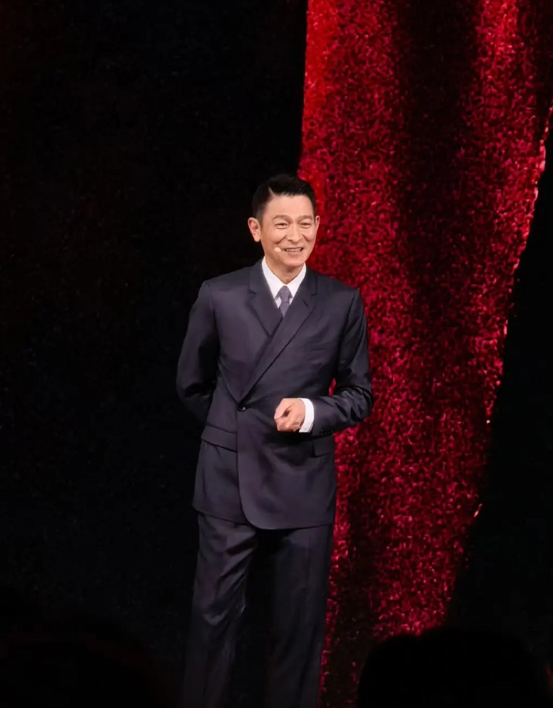 刘德华的口才真好啊！完全就像一个出色的演讲家！9月4日下午，做为华为非凡大师手机