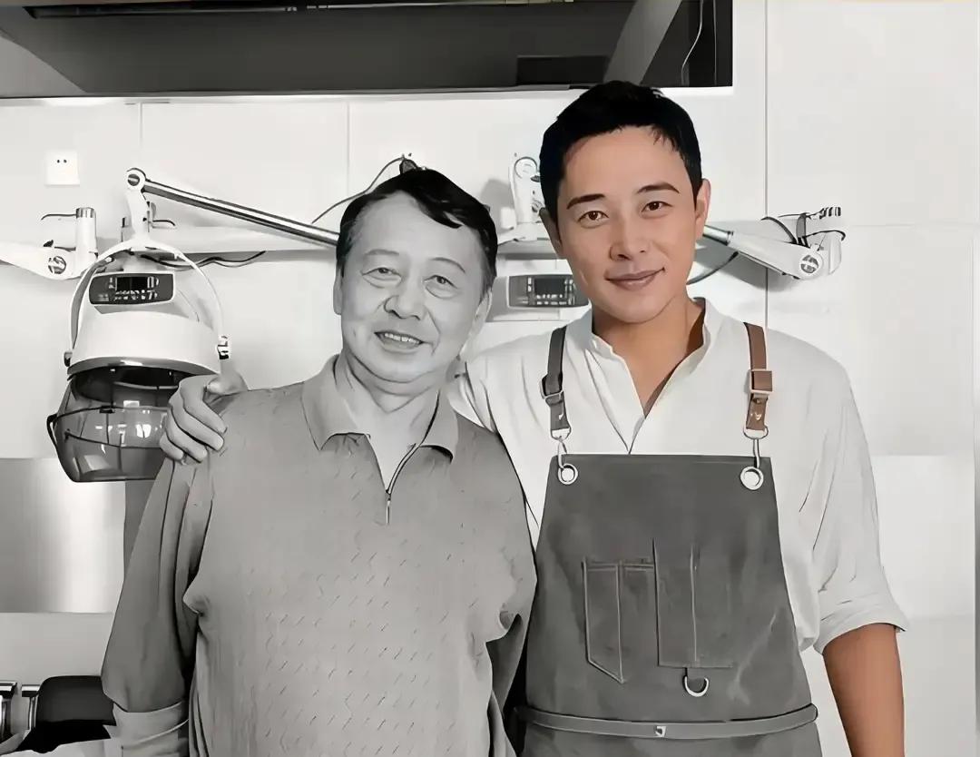 罗晋父亲骨灰进了八宝山，网上立刻炸锅，有人喊特权，有人猜天价买墓。我看报道说老