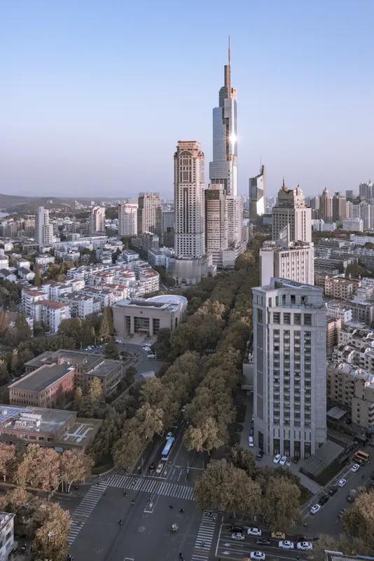 江苏江南和江北差距还挺明显的。就拿南京来说，城市结构上差异大。江南早期是单中心结