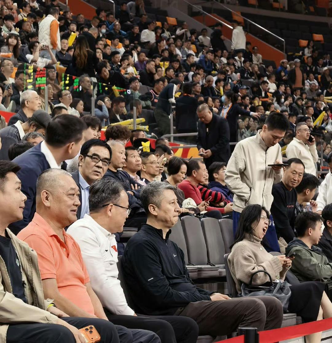 大跌眼镜！输给上海队40分，广东男篮主场输得一塌糊涂，可以说溃不成军。原本以