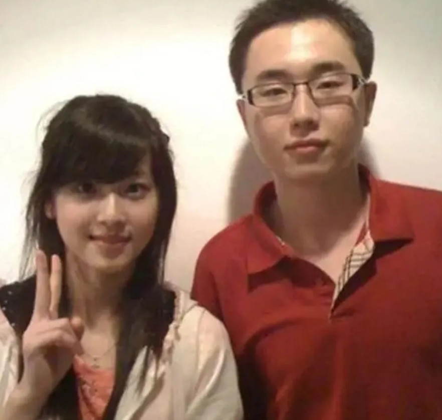 这张照片摄于2010年，是南京外国语学校学生陶杜平和校友章泽天的合影。陶杜平
