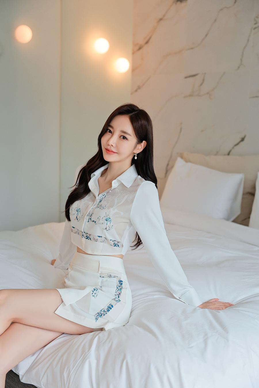 白色蕾丝衬衫搭配短裤，这清新少女风穿搭简直绝了！白色蕾丝衬衫自带优雅气质，细腻