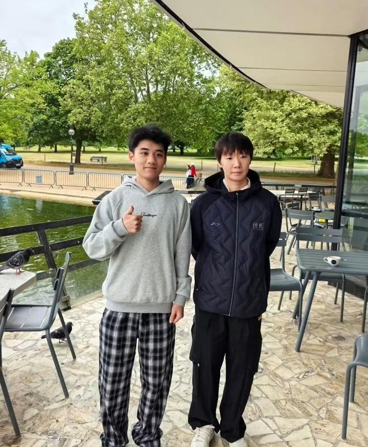 伦敦团体世乒赛结束后的第一天，在英国海德公园被当地华人认出的王曼昱，被邀请拍摄了