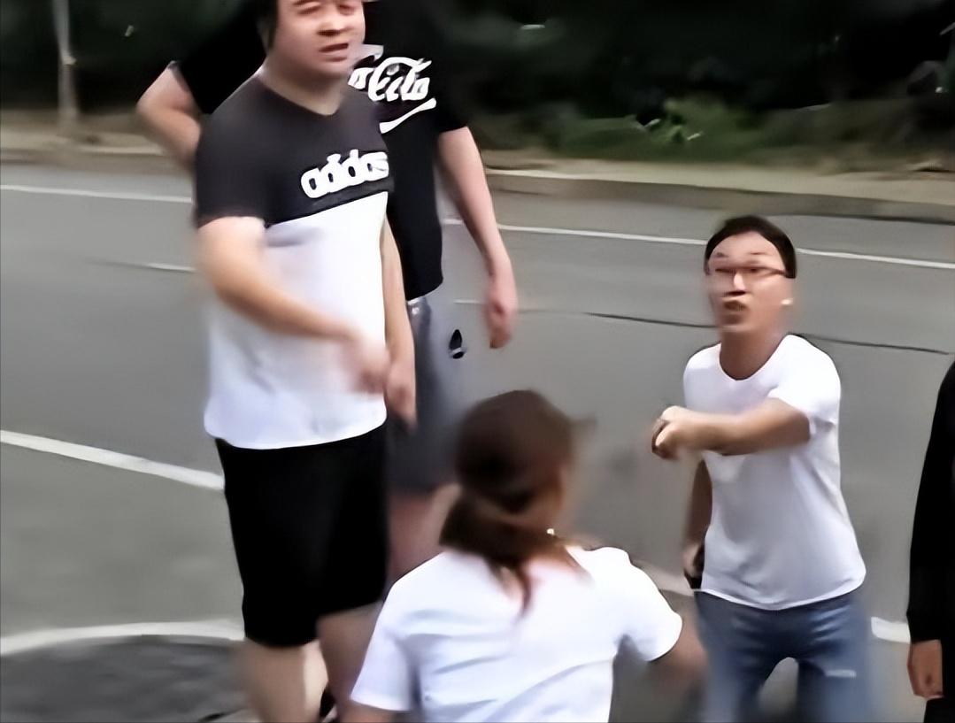 手握百万拆迁款全部留给儿子，母亲确诊癌症晚期急需医药费，父亲在街上向女儿下跪，希