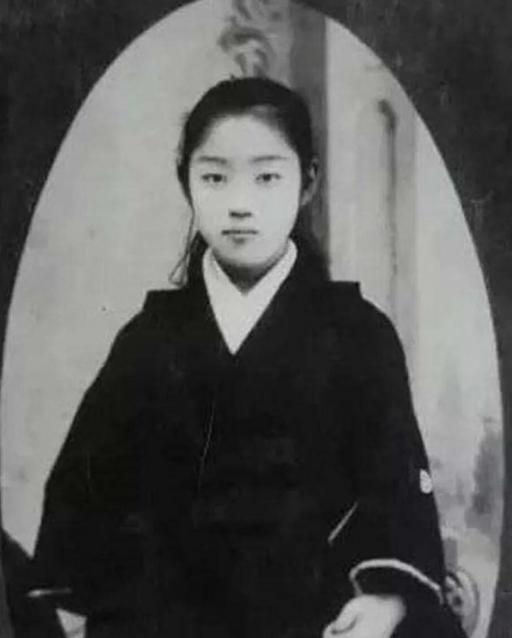 1913年，康有为在日本的时候，正好赶上他的第三位姨太太有了身孕，于是雇了16岁