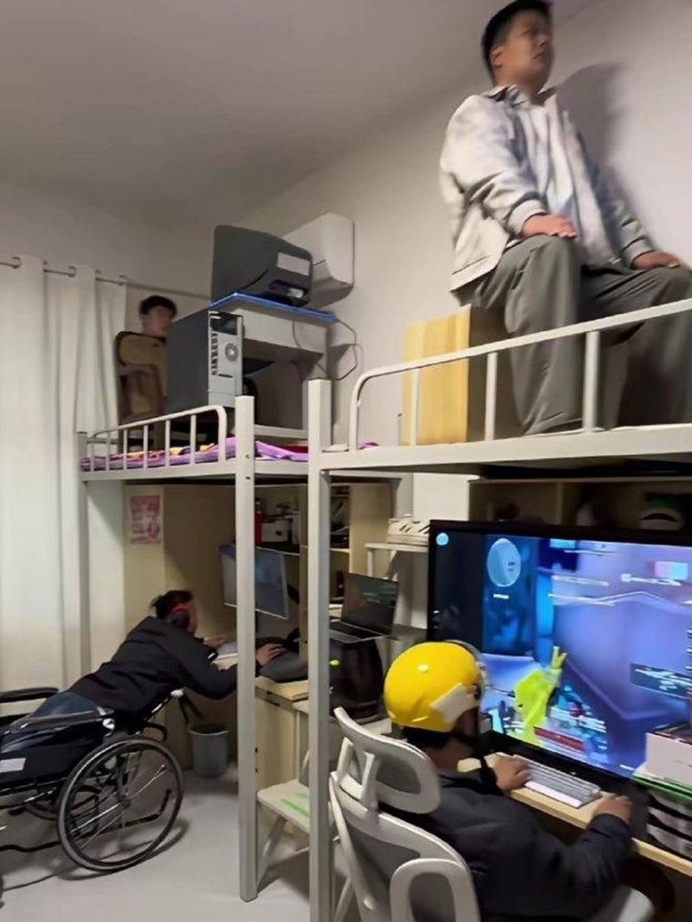 大‍﻿学宿⁠⁠舍‌，一屋子全‎﻿是卧龙和凤雏​​​