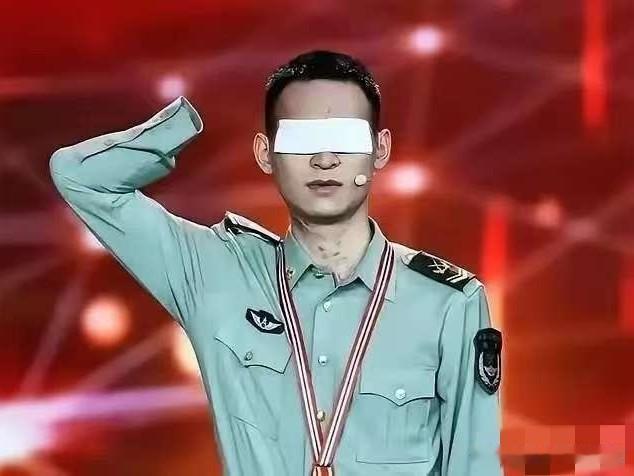 网上有人给杜富国算了笔账：月津贴3万2，国家分了180平的房子，水电燃气全免。看