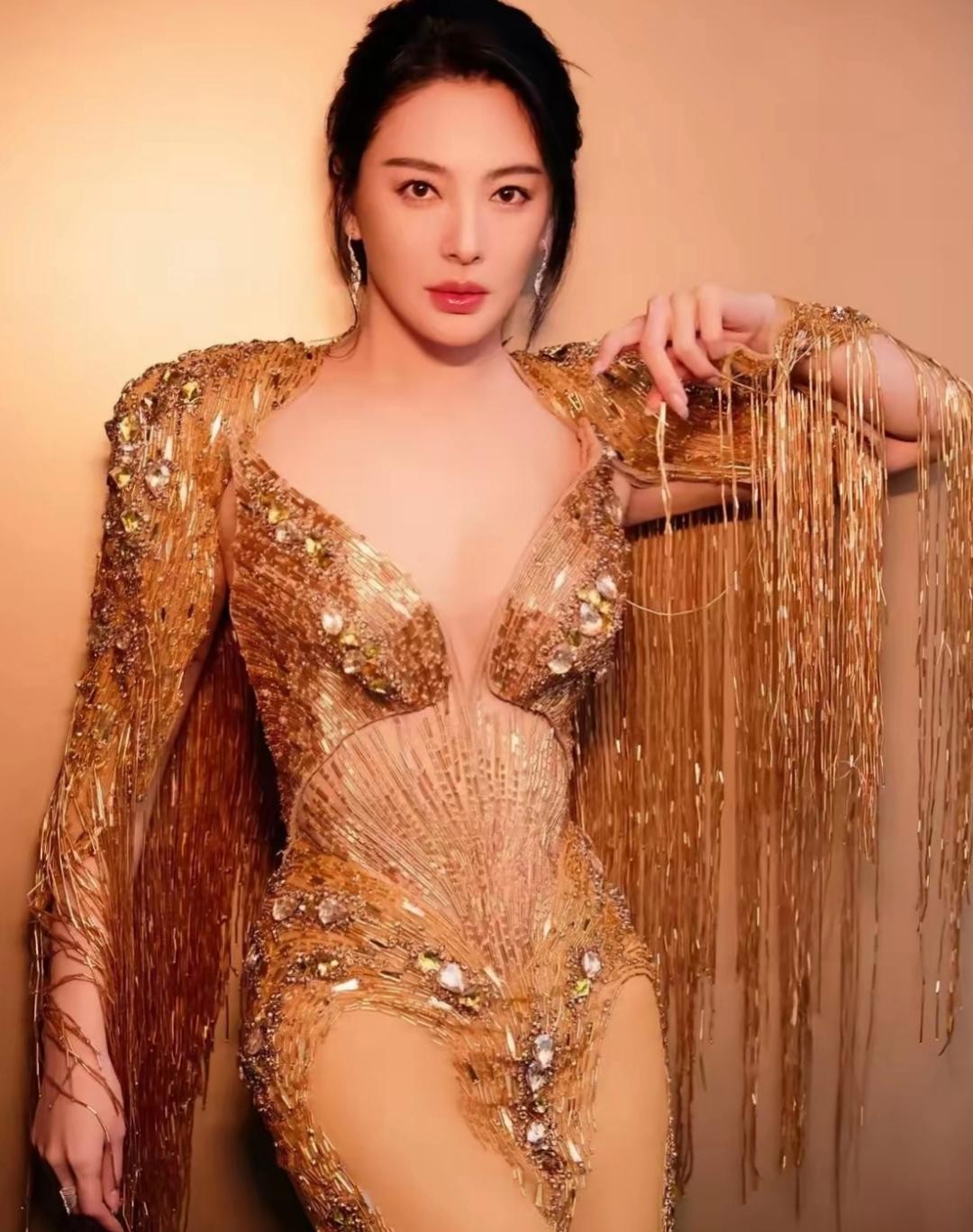 张雨绮鎏金流苏战袍惊艳亮相，一举一动尽显女王风范slay全场