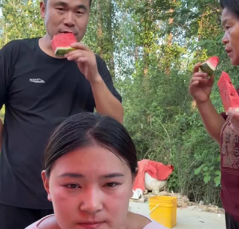 阿杜自媒体这是到走头了吗？雨露跟大家聊得好好的，阿杜一出现，大家都开始发半熟