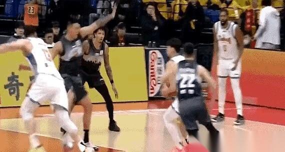 齐麟要是看见张才仁这个球，估计得在厕所里哭死。说真的，我看了半天，愣是没想明白