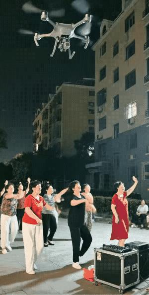 这个视频昨天在网上比较火，楼下一群阿姨们在跳广场舞，突然从天而降喷水无人机，这本