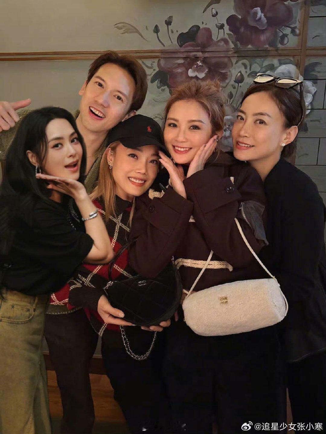 看到容祖儿霍汶希阿娇关智斌围着阿Sa的蛋糕，突然觉得“岁月不败友情”是真的