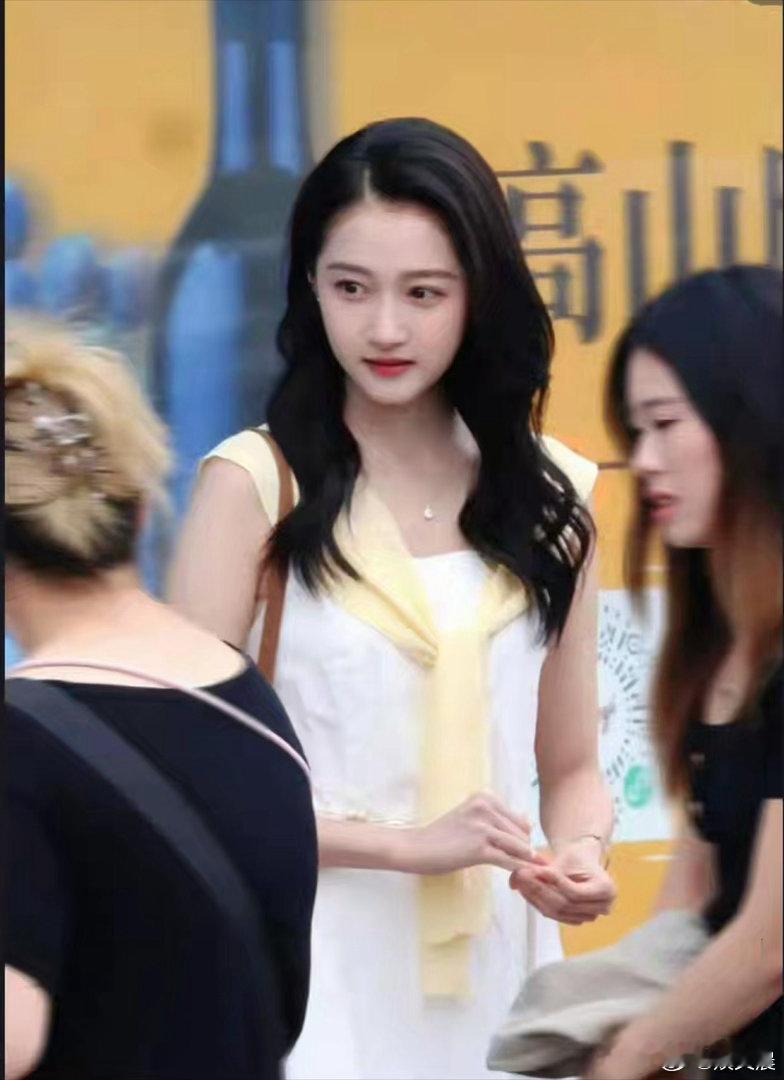 关晓彤天生底子优越，简简单单淡妆加持，整个人越看越精致好看。
