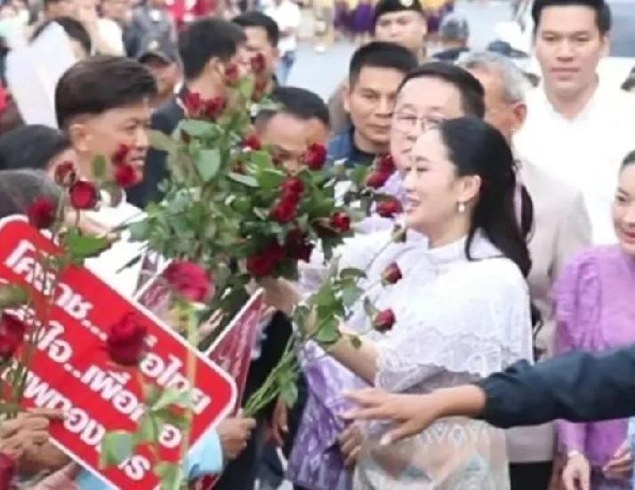 佩通坦终等来了“和解”！当地时间7月11日，佩通坦现身呵叻府“淘·苏拉娜丽”纪