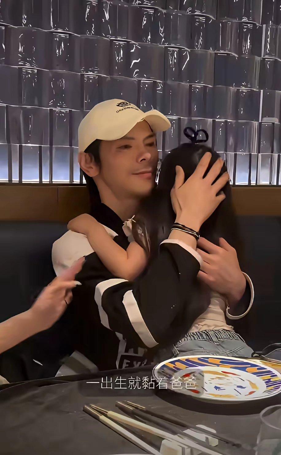 怪不得向佐这么疼女儿，郭碧婷亲口说了原因。不是因为女儿长得像她，而是这孩子从生下
