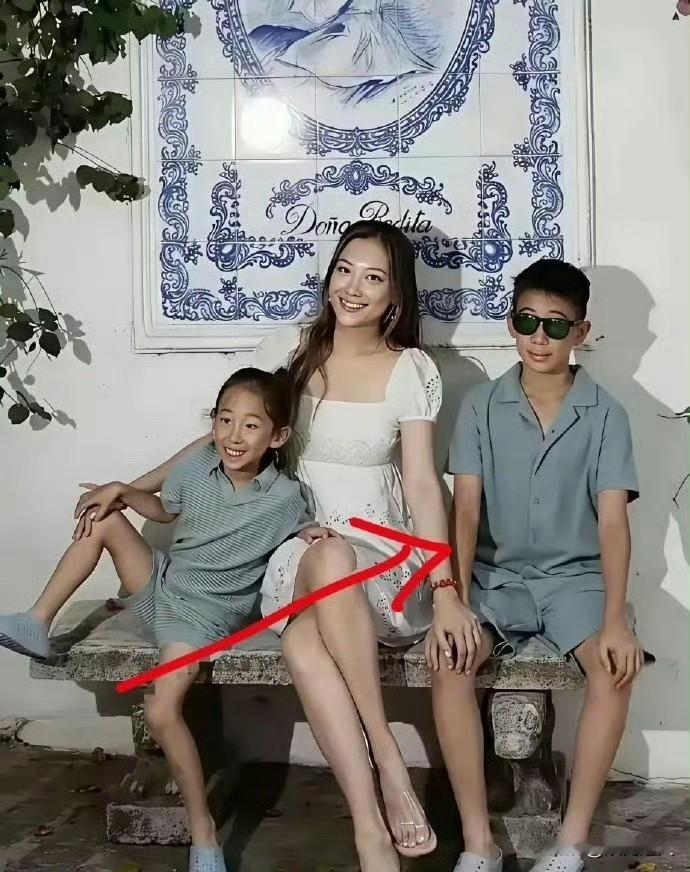 陈小春家俩儿子简直是爸爸的“复制粘贴版”！大儿子的眉毛和下巴线条跟老爸如出一辙，