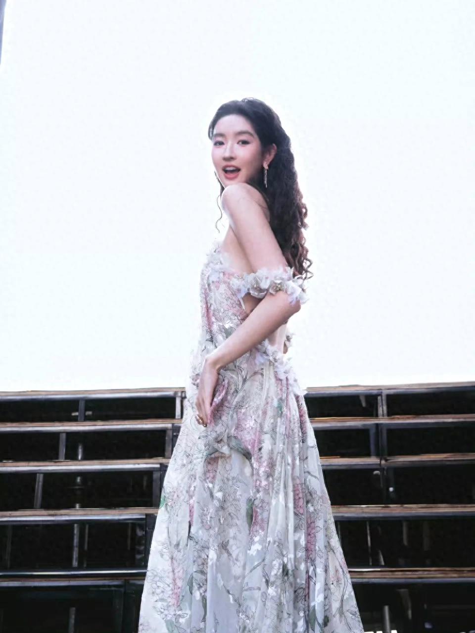 王玉雯露背抹胸裙太美了