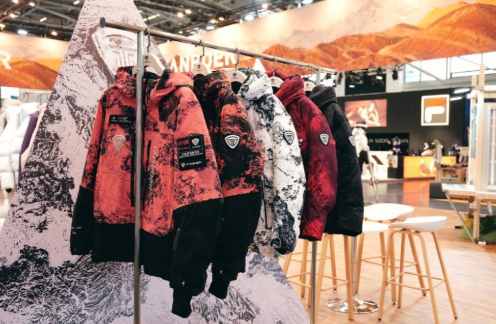 当“羽绒服卖得比金贵”成为常态时，坦博尔却反向操作，把“实诚、好穿、不贵”卷成了