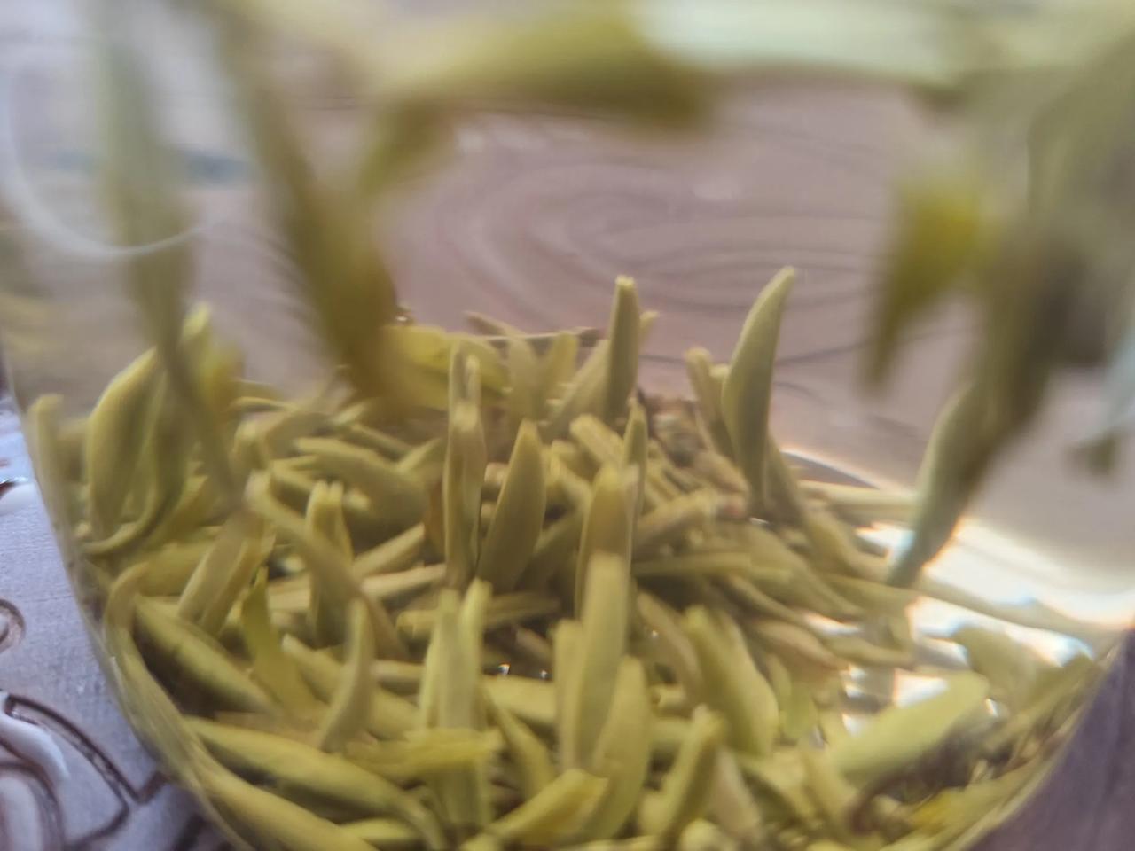 山东人喝茶最不讲究了，我是说大部分上班族，不是所有人，我看很多老师把茶叶泡水杯里