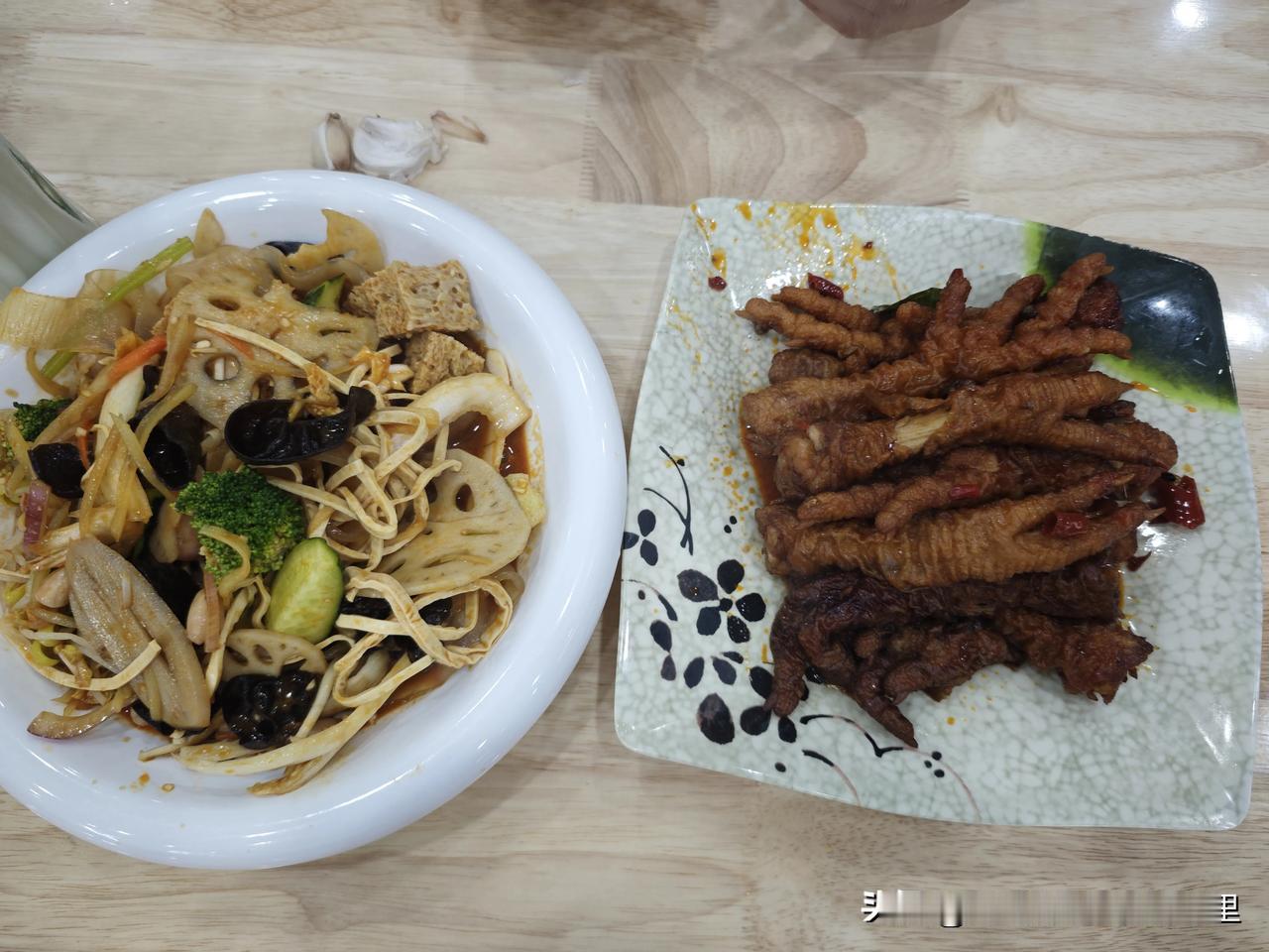 说一个我昨天心塞的事：我儿子两个同学的妈妈约我一起出去玩，她们家各有三个孩子，她