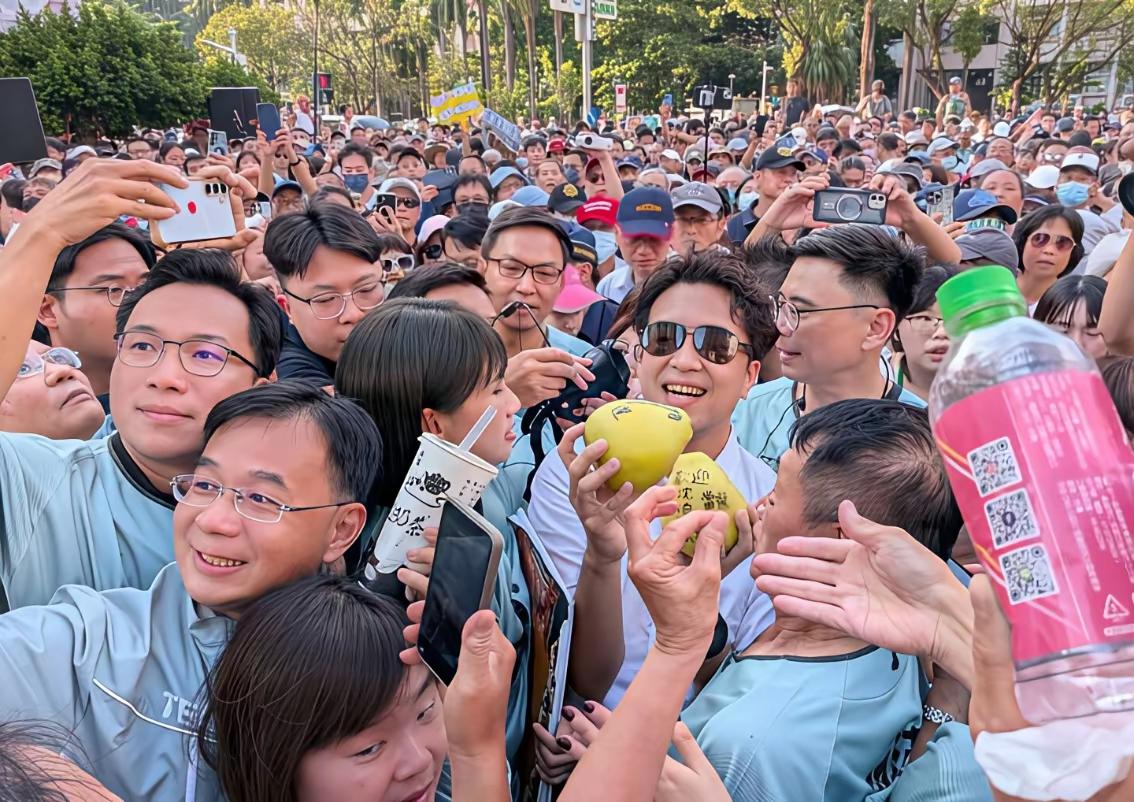 沈伯洋拉起绿营选举气势沈伯洋到处，无不万头攒动，热烈响应，场面火爆，这里面有自