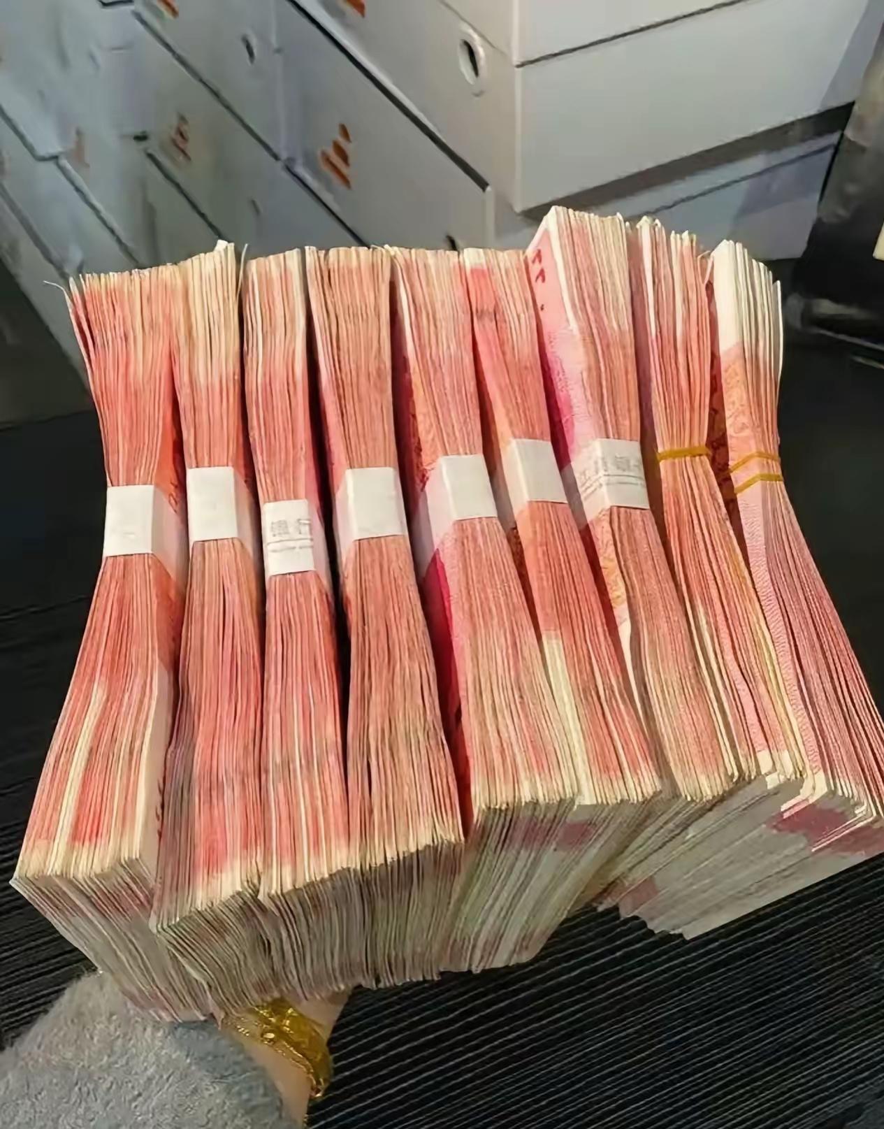 银行利率下调惊人了!有100000存款别傻存定期,小心理财陷阱亏钱教训银行存款