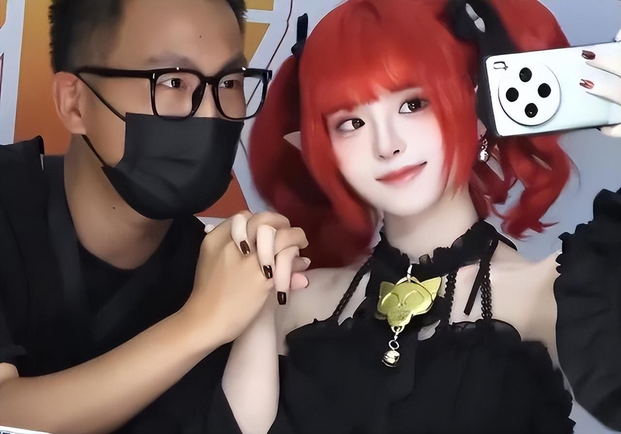 这个姑娘，因为长得太好看，去学校面试老师屡屡被拒。后来，她进入cos圈，用教育心