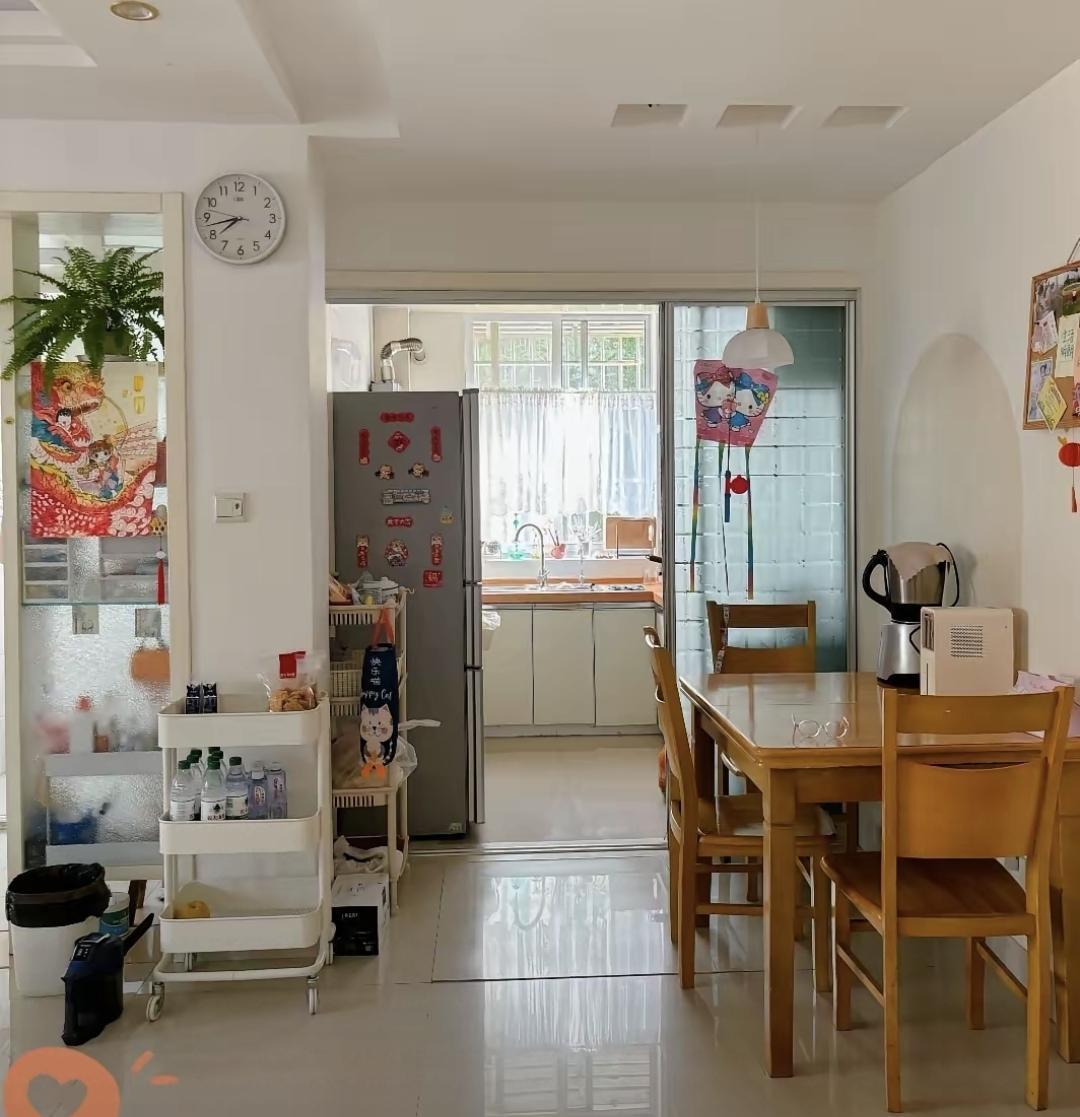 婆婆跟我俩住快一年了。她总带着自己碗筷吃饭，吃完就自己洗，单独搁在阳台角落。有次