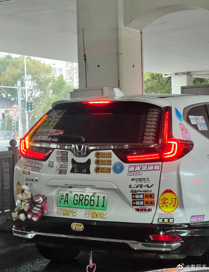 被沪姐的车硬控3分钟！