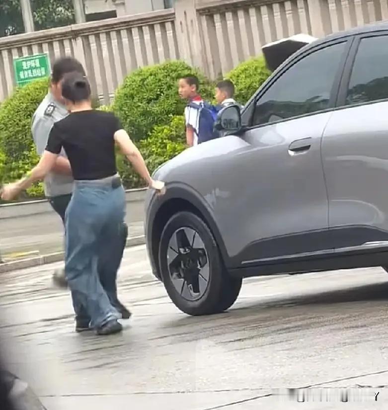 福建三明学校门口打架的女司机和男保安都有错，谁也不用说谁！4月21日下午