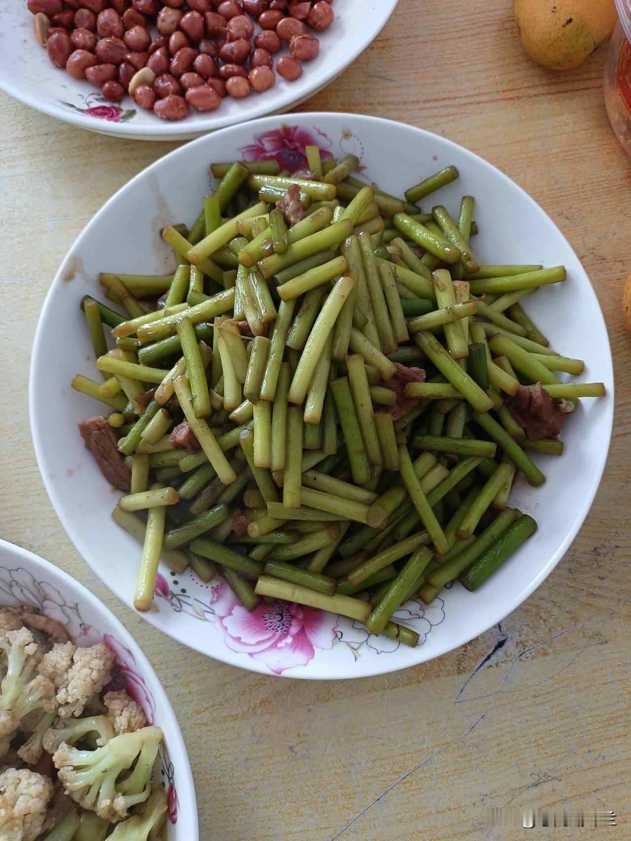 今天中午两个菜，蒜苔炒肉，素炒菜花，今天没有荤菜，凑合一下吧。蒜苔是昨天去大