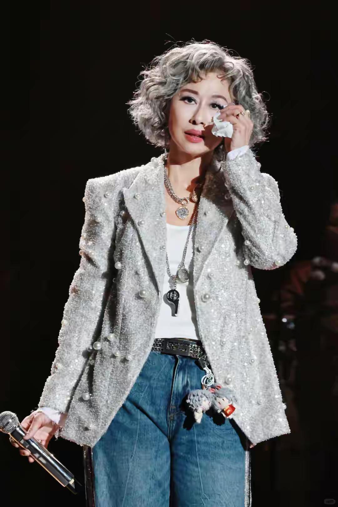 11月29日成都演唱会上，64岁叶倩文临时加戏，中断流程带领全场静默10秒为香港