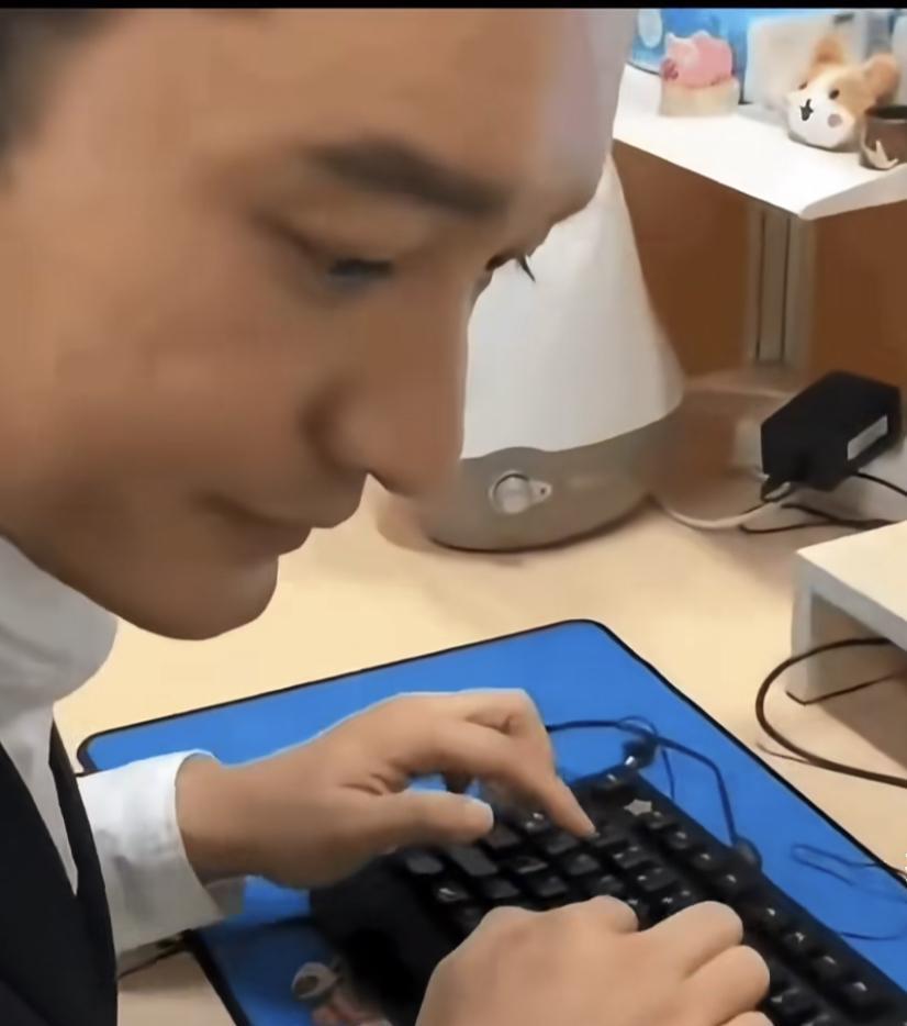 一觉醒来，黄晓明的天塌了！截胡自己博士的居然是他！报考博士的消息出来，大家都