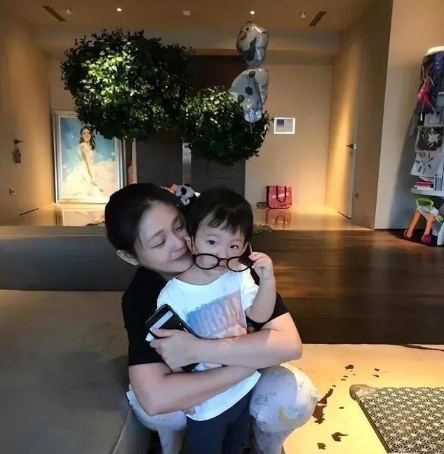 大S一走，最被推到聚光灯缝隙里的不是常被拍的玥儿，而是那个一直没怎么露过正脸的箖