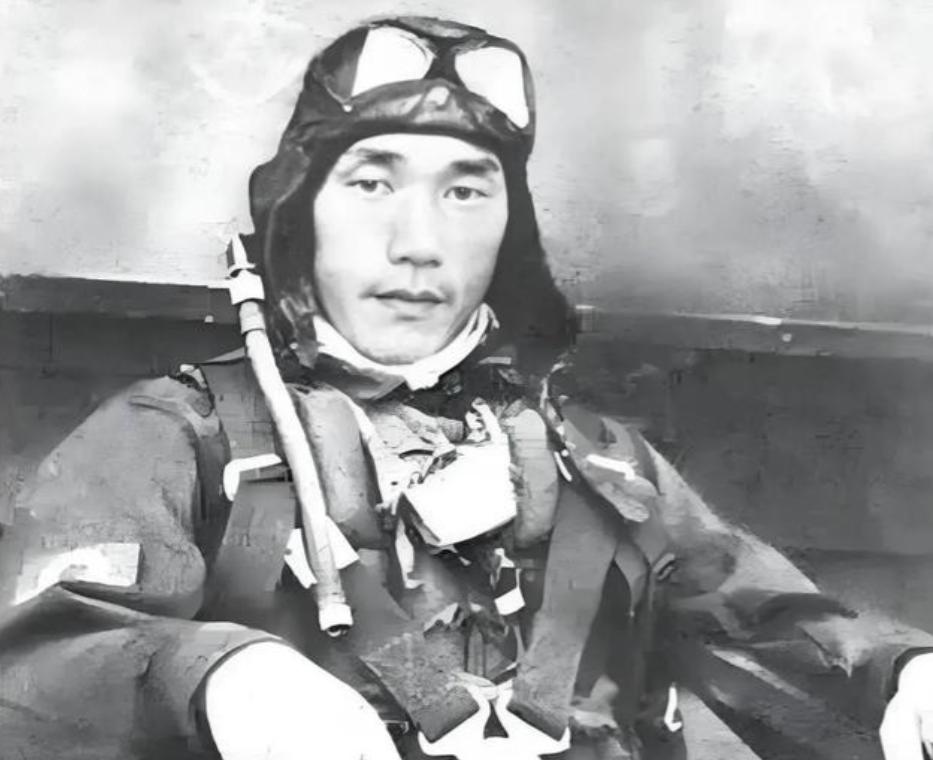 1939年，日军王牌飞行员藤田雄藏跳伞后，竟用手枪打死发现他的中国船工。我军战