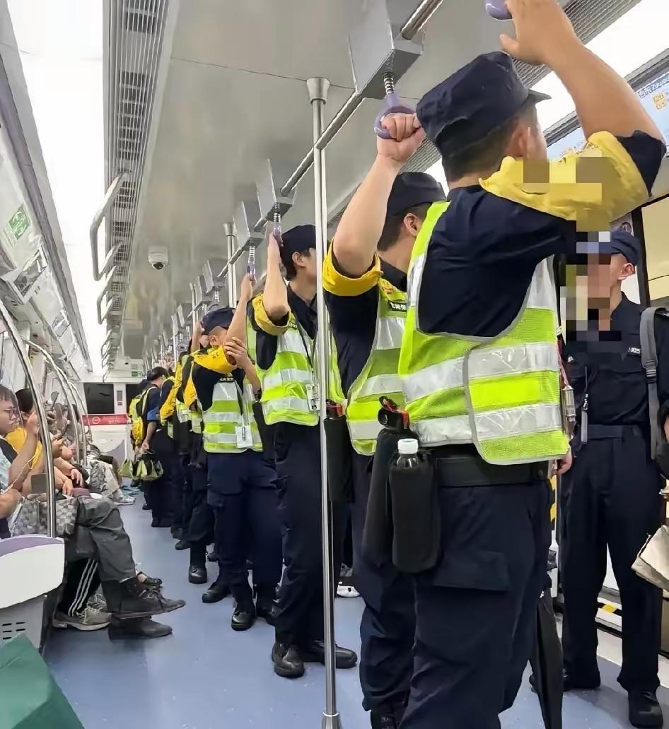 地铁公司招30个安检员，3天627人抢。里面还有硕士。闸机口查包，上三天班休两