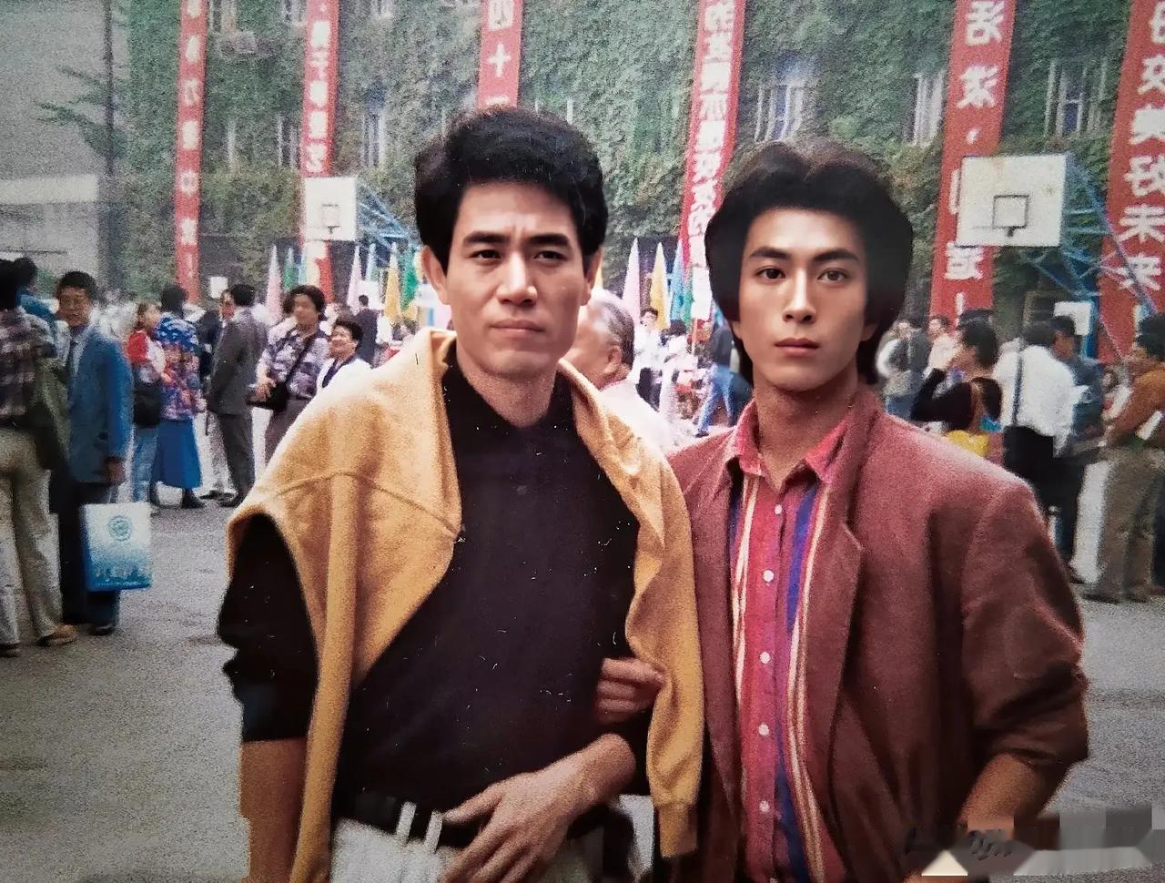 30多年以前，陈宝国和一个帅哥的合影。陈宝国的辨识度真高，年轻的时候和年老的时候