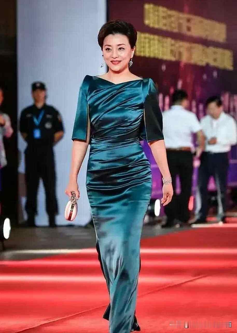 不愧是从美国回来的女主持人，这端庄优雅的气质，走在红毯上是最靓丽的一个。气质