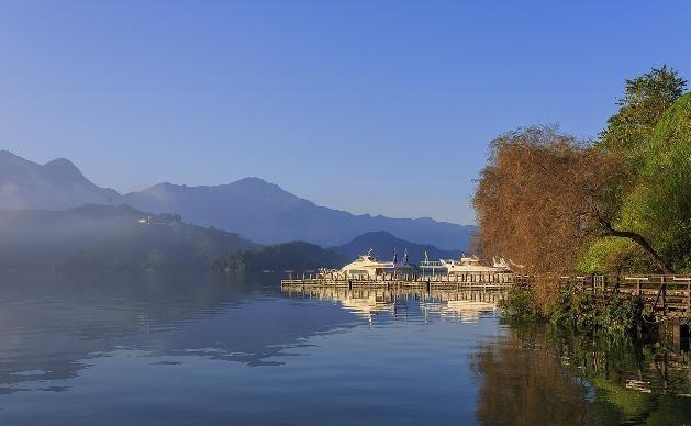 外婆收养了我妈之后，才生了小舅舅。按理说小舅是外婆亲生的，会加倍疼爱小舅舅，事实