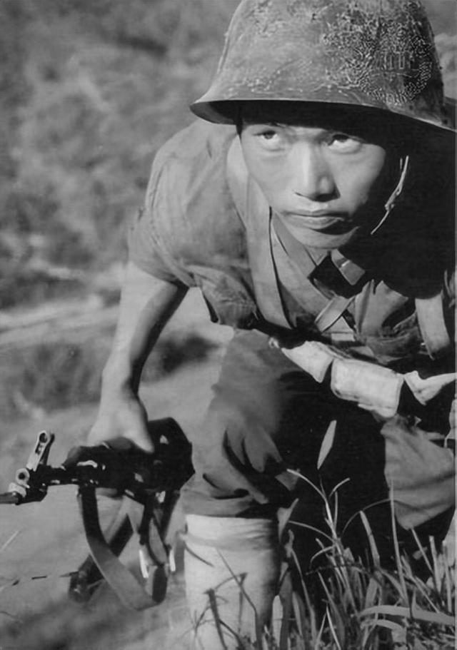 1945年，机枪手杜相云发现，日军掌握了他的射击规律，每次他一开枪，日军就卧倒，