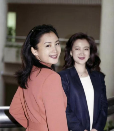 三十年前陈红与何晴的合影，两人都很漂亮​​​