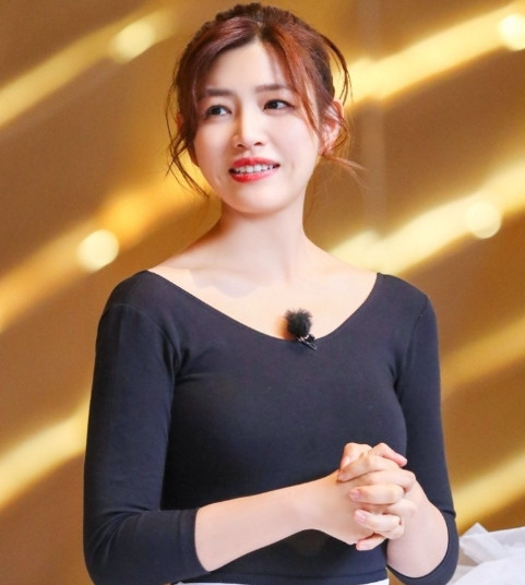 陈晓也没有料到吧？离婚才半年不到，他的前妻陈妍希就有了新生活。2016年陈晓