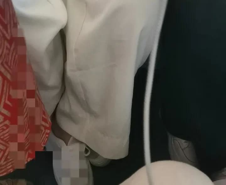 女子是聪明的。只是，聪明还是在实情面前败阵了。这个位置是我的。两个女子站