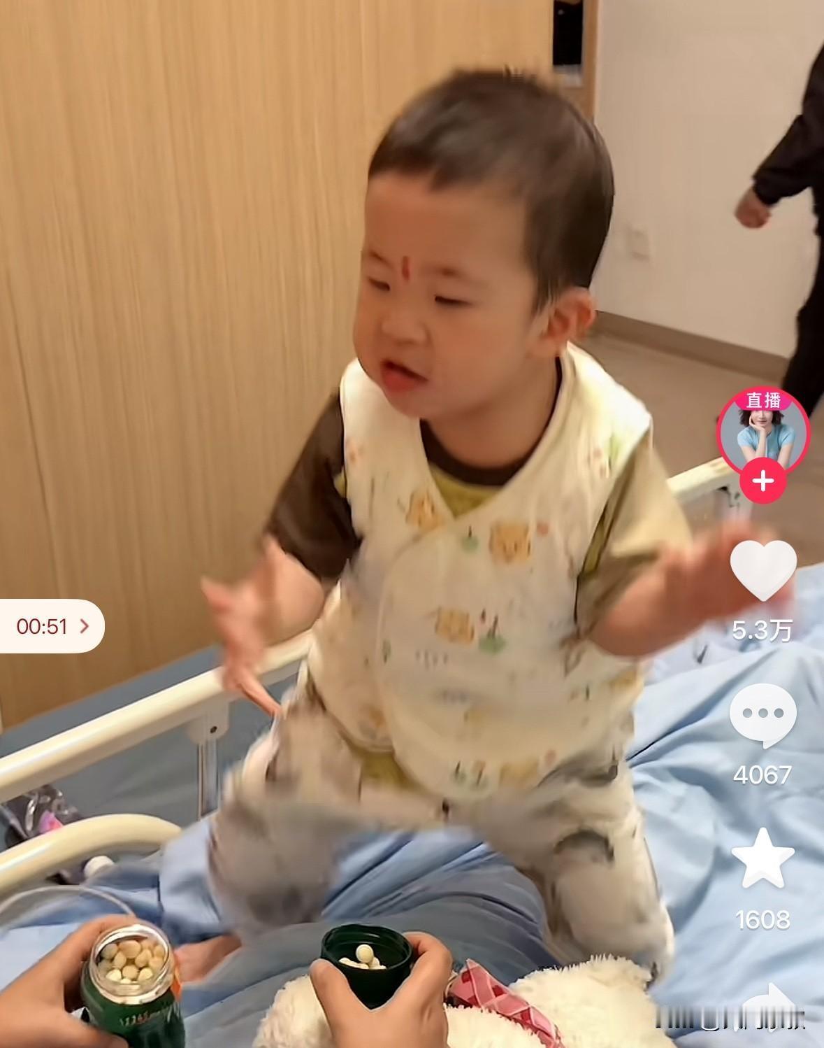 当妈的都看哭了！这是王暖暖的儿子。王暖暖已经入院3天，今天刷到王暖暖的小宝