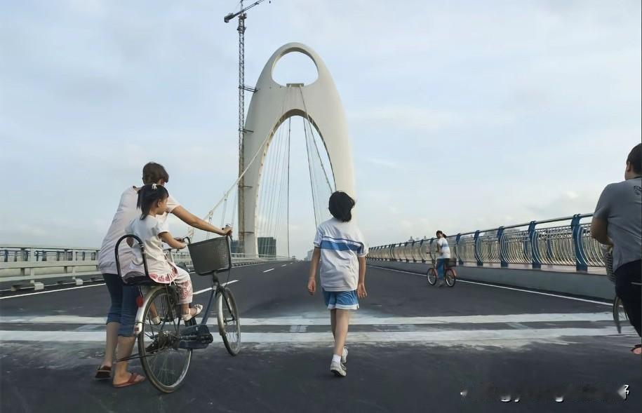 一组大约是2007至2009年期间广州的照片。那时的猎德大桥刚刚竣工，没正式通车