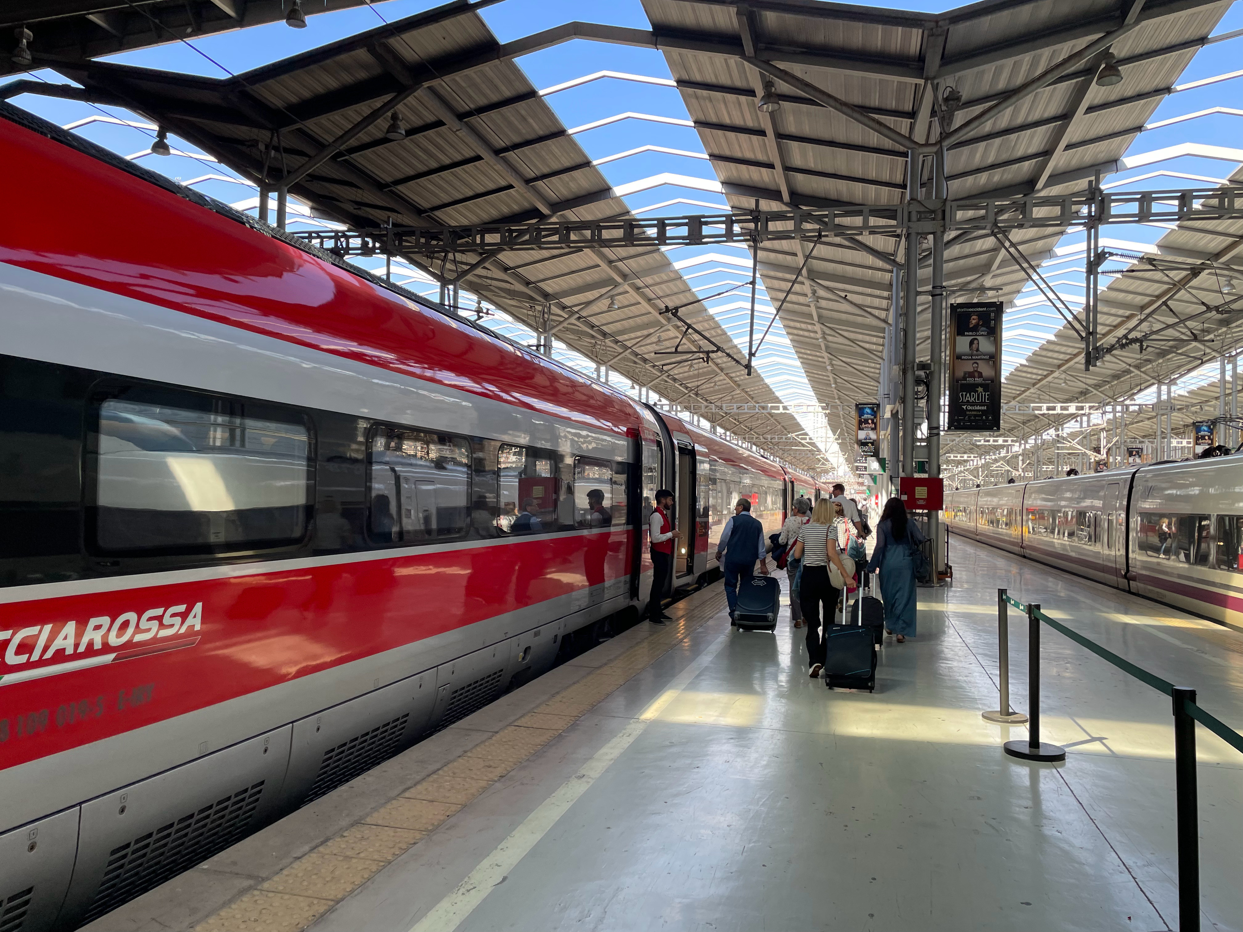 西班牙列车脱轨相撞已致40死坐过…….我当时还感叹西班牙这高铁修得真不错。干净卫