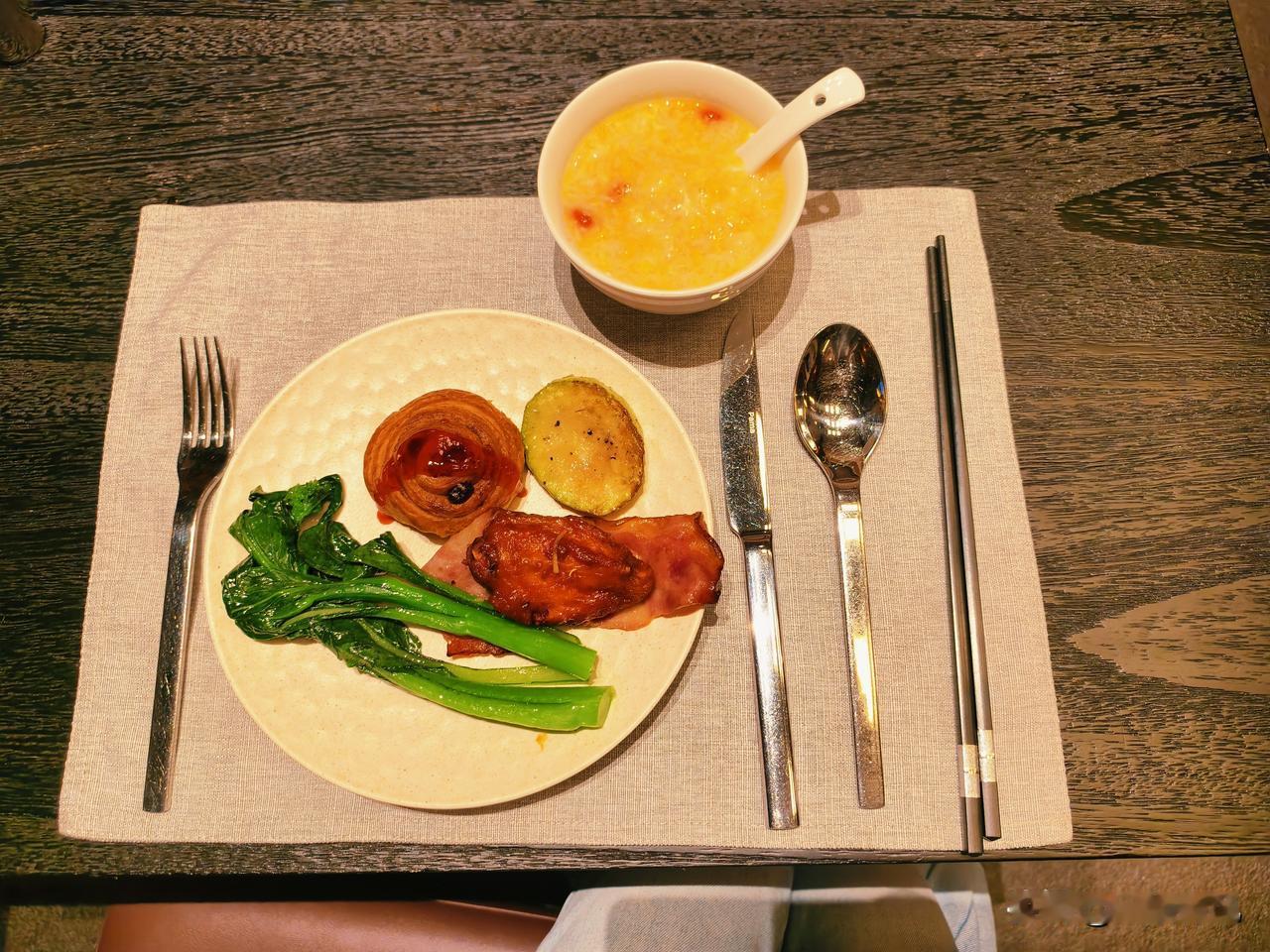 不怕你们笑话，我活了三十年了，第一次住1000多块一晚的酒店。以前吧，也偶尔出