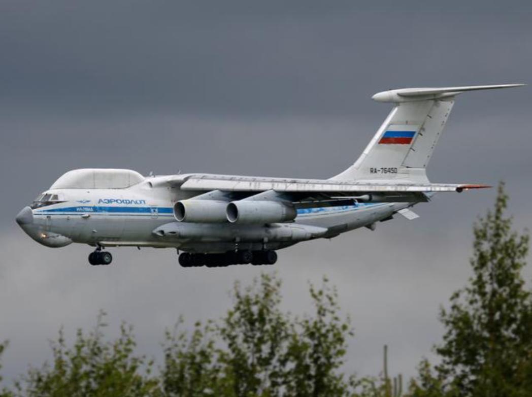 终于知道美国为何迟迟不敢对伊朗动手了！因为伊朗要用中国导弹打击美军航母，俄罗斯的