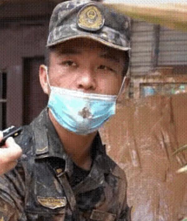 “太心疼了！”7月11日报道，广西，一个刚入伍不到4个月的05后新兵李晓康，在清