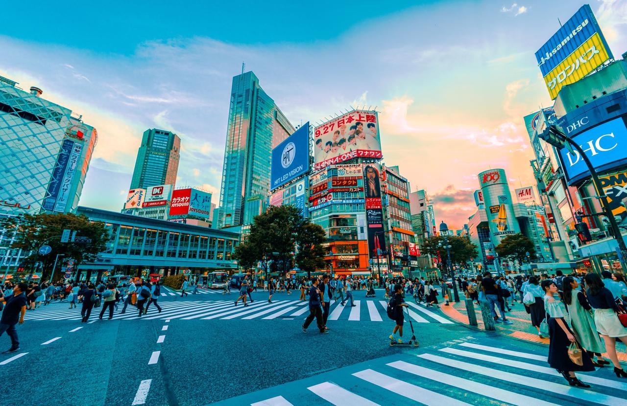 近期国际金融市场上，日本经济呈现出令人费解的“两面性”。一方面，日元汇率频频跌